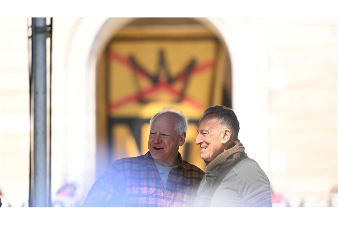 Donald Trump (nicht im Bild) teilt erneut gegen Bruce Springsteen (rechts, mit Gouverneur Tim Walz) aus. (Archivbild)