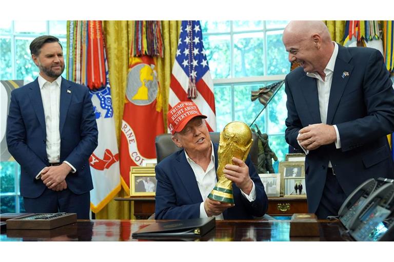 Donald Trump präsentiert den WM-Pokal