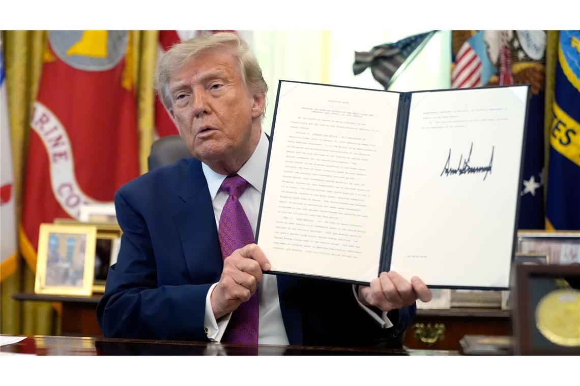 Donald Trump, Präsident der USA, hält im Oval Office des Weißen Hauses eine unterzeichnete Executive Order in die Höhe. (zu dpa: «Reaktion auf Trump: «South Park» heißt jetzt «South America»»)