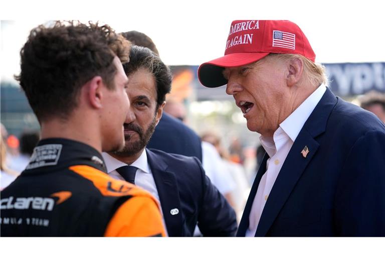 Donald Trump (r) inszenierte sich als Lando Norris' (l) Glücksbringer.