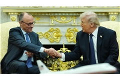 Donald Trump (r) während seines Treffens mit Friedrich Merz (CDU) im Weißen Haus. Merz vermisst nach dem Treffen  Antworten darauf, wie es nach dem Krieg im Iran weitergehen soll.