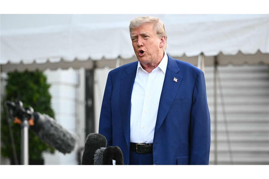 Donald Trump rückte von seiner angedeuteten Meinung ab, dass er einen „Regime Change“ im Iran sehen wolle.