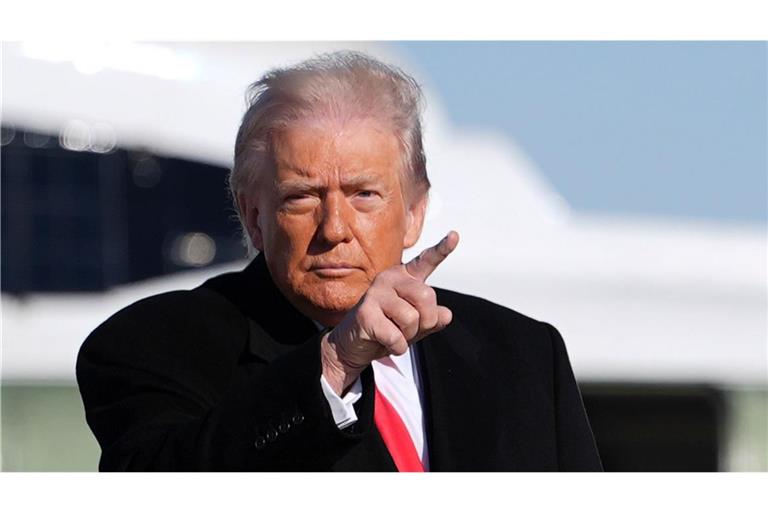 Donald Trump solidarisiert sich mit den iranischen Protestanten – und warnt die Regierung.