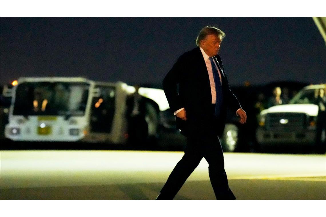 Trump kanzelt Macron ab: Abreise nicht wegen Waffenruhe Donald Trump stößt seinen französischen Amtskollegen Macron mit einer Nachricht kurz nach der Abreise vom G7-Gipfel vor den Kopf.