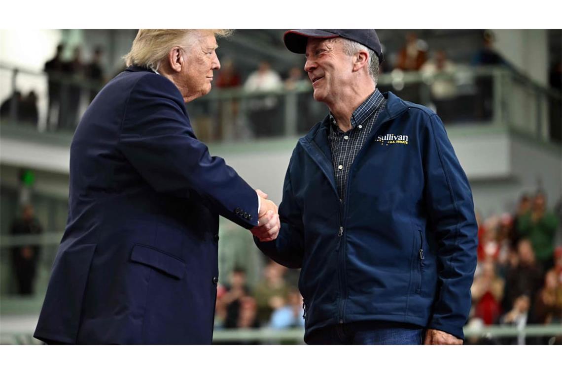 Donald Trump unterstützt Senator Dan Sullivan .