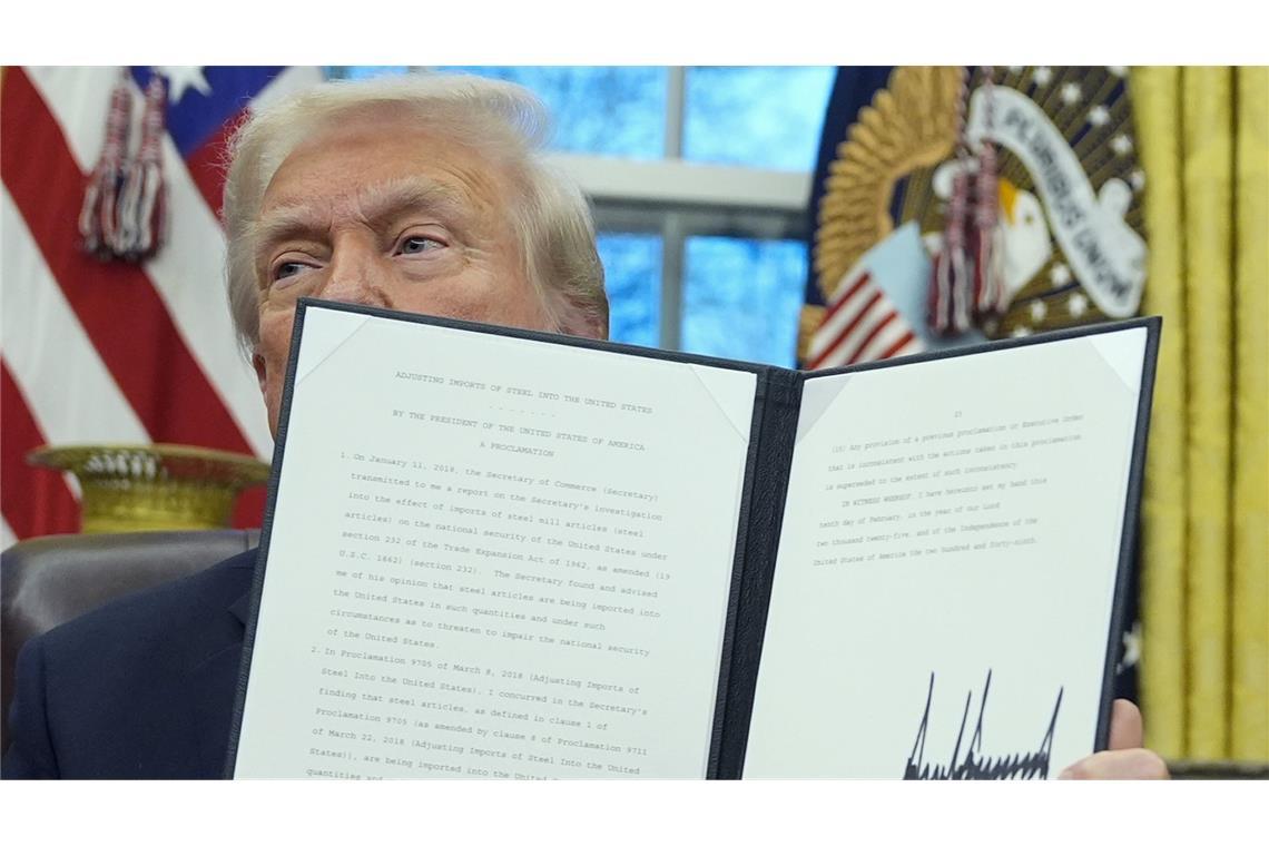 Die EU kündigt Reaktionen auf die US-Zölle an Donald Trump unterzeichnet eine Verordnung zu Stahlimporten. Die EU prüft noch die Lage und will dann Reaktionen verkünden.