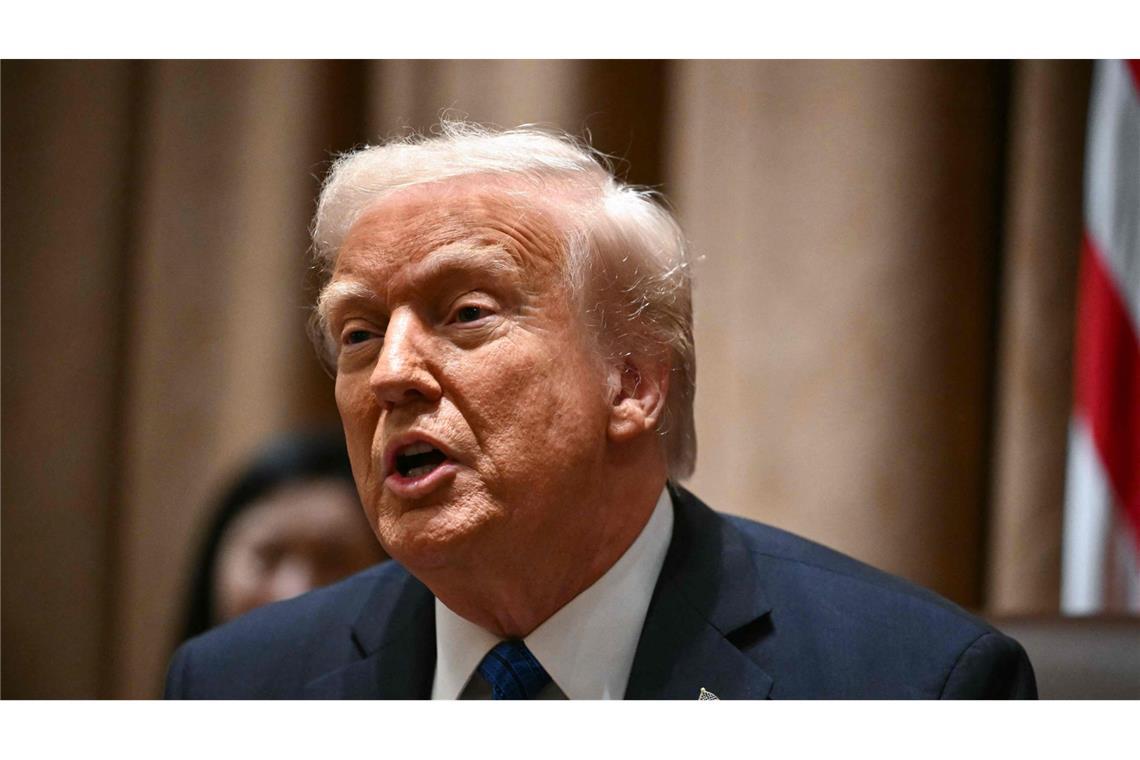 Trump kündigt Zölle von 25 Prozent auf Autoimporte an Donald Trump verkündete 25 Prozent Strafzölle auf Auto-Importe aus dem Ausland. (Archivbild)