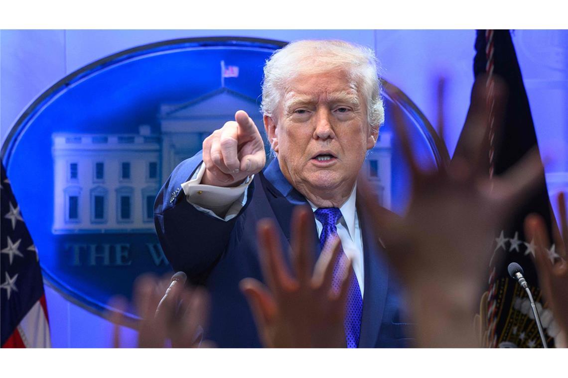 Donald Trump während einer Pressekonferenz nach dem vernichtenden Urteil des Obersten Gerichtshofes zu seinen Zöllen. Als Reaktion beschimpft der US-Präsident die Richter und verkündet neue Zölle.