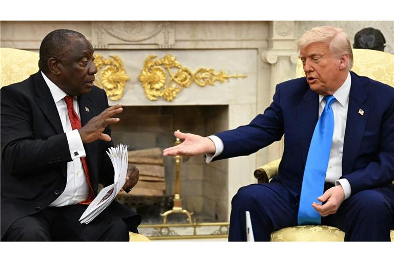 Donald Trump warf Cyril Ramaphosa  vor, Südafrika begehe „Genozid“ an weißen Bauern.