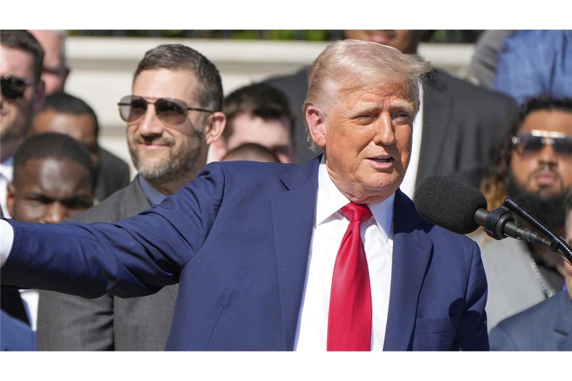 1000 Dollar pro Asylantrag: Trumps Republikaner für neue Gebühr Donald Trumps Konkressabgeordnete schlagen einen neuen Preis für Asylanträge vor.