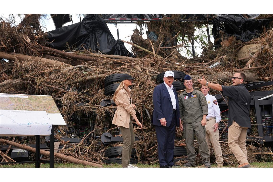Bilder des Tages Donald und Melania Trump besuchen Texas nach der Sturzflut und sprechen mit Ersthelfern.