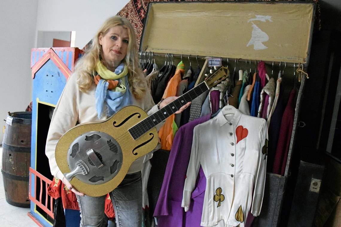Kalanag-Zaubermuseum ist im Aufbau Donna Holderried hat erst vor Kurzem Kalanags Slide-Gitarre von einem Murrhardter erworben. Foto: E. Klaper
