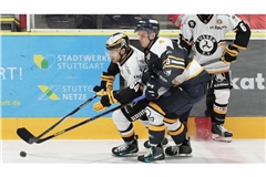 Doppel- und Siegtorschütze in Personalunion:&nbsp; Vincent Schlenker (vorne) traf für die Rebels im zweiten Drittel zum 1:1-Ausgleich und erzielte im dritten Spielabschnitt gegen Riessersee das entscheidende 4:3.