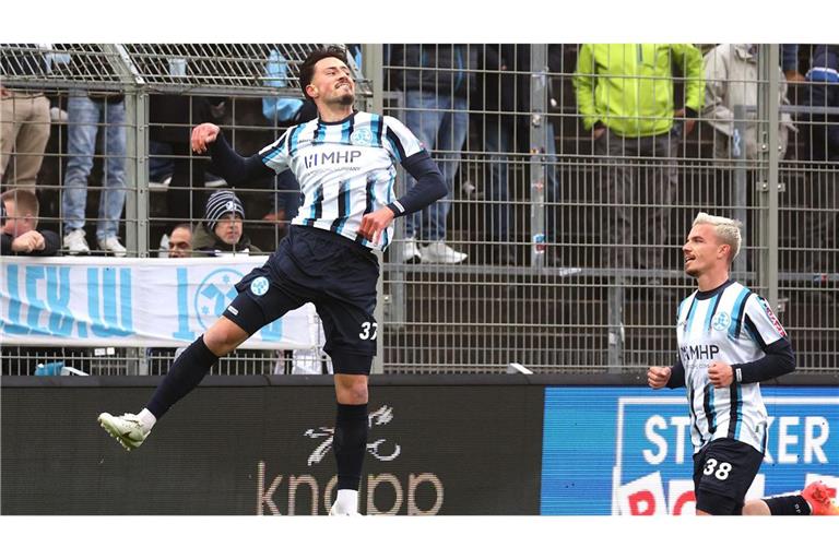 Doppeltorschütze Flamur Berisha jubelt.