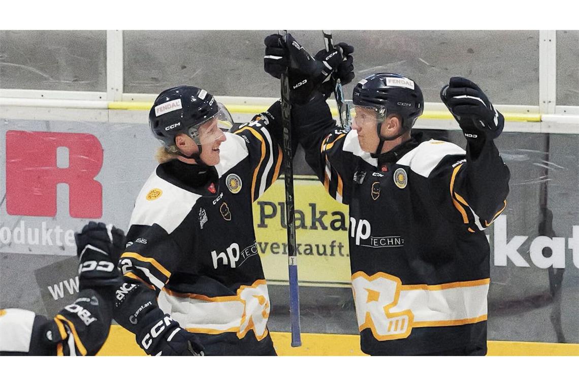 Doppeltorschütze trotz privat schwerer Zeit: Jannik Herm (rechts) mit seinem Teamkollegen Mack Stewart.