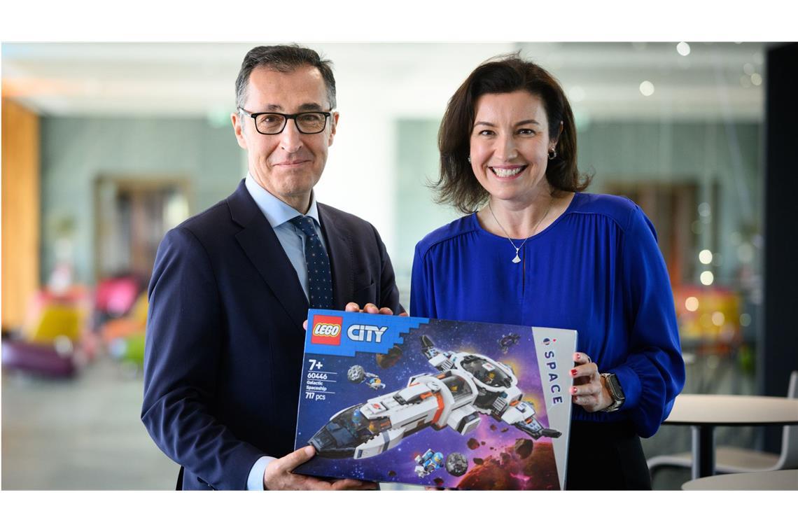 Grünen-Politiker will Lego-Raumschiff zusammenbasteln Dorothee Bär schenkte Cem Özdemir Lego.