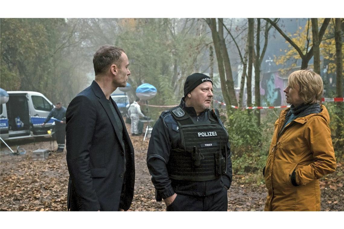 Dort wurde die Leiche eines Obdachlosen  gefunden. Susanne Bonard (Corinna Harfouch, re.) und Robert Karow (Mark Waschke, li.) lassen sich Bericht erstatten von ihrem Kollegen Polizeihauptmeister Salitter (Holger Kunkel, mitte), der nach dem Notruf als Erster am Tatort war.