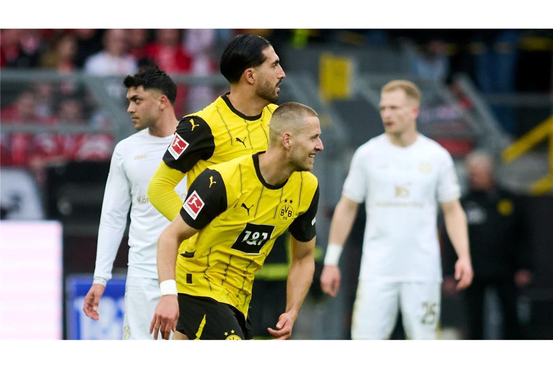 BVB schöpft Mut und mahnt: Hoffnung auf Europa-Schlussspurt Dortmunds Waldemar Anton (r.) war zufrieden, mahnte aber auch.