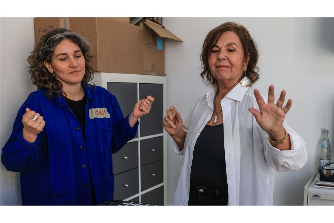 Uschi legt auf – wenn Seniorinnen DJ werden Dozentin Anna Cainelli (links) hilft DJ-Schülerin Ingrid Jatho, das Lied "Bauch Beine Po" zu spielen.
