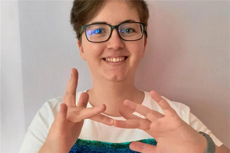 Dozentin Daniela Pfleiderer zeigt hier die Gebärde für das Wort Internet – Grundvoraussetzung, um beim Online-Kurs mitzumachen. Auch sonst kann die Gebärdensprache gut mit aktuellen Entwicklungen mithalten. Foto: privat