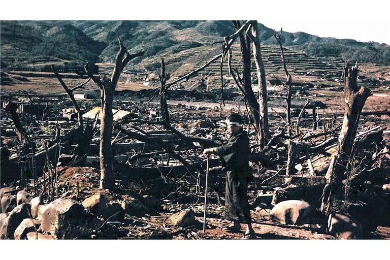 Dr. Nagai, ein Arzt  am   Nagasaki Hospital und Strahlenopfer, steht am 9. August 1945b in den Ruinen der japanischen Industriestadt.