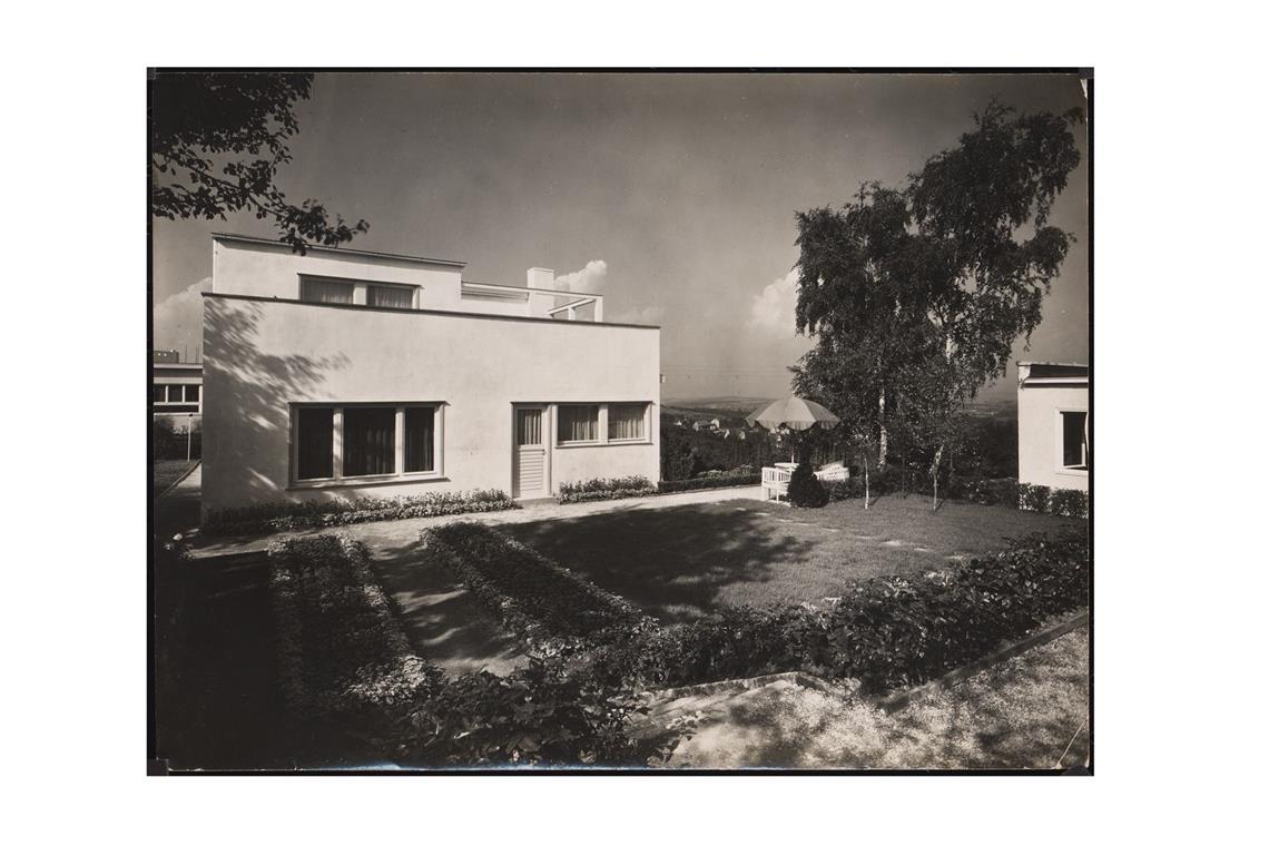 Dr. Otto Lossen: Haus Poelzig, Garten. Das Haus in der Stuttgarter Weissenhofsiedlung wurde im Zweiten Weltkrieg beschädigt – abgerissen  1949.