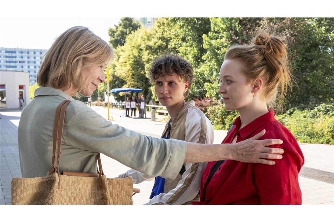 Dr. Schöller-Hahnfeld spricht Dania Mut zu.