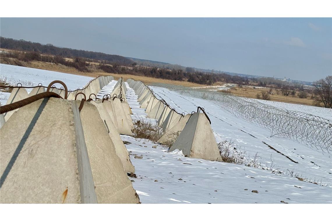 Kaffee, Tee und Wut auf Trump Drachenzähne nenne die Ukrainerinnen und Ukrainer die Betonpyramiden. Sie erstrecken sich scheinbar endlos durch das Hinterland von Pokrovsk. Fährt ein Panzer in die Sperre hinein, sollen die Drahtseile die Pyramiden zusammenziehen und um den Panzer wickeln, so dass er schon nach wenigen Metern zu stehen kommt.