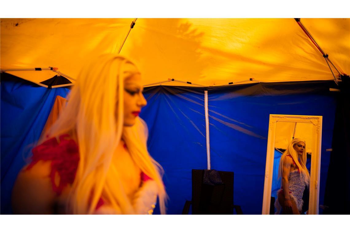 Dragqueen Janoma Bange steht beim Demokratiefest in Bad Freienwalde in einem Zelt und ist in einem Spiegel zu sehen.