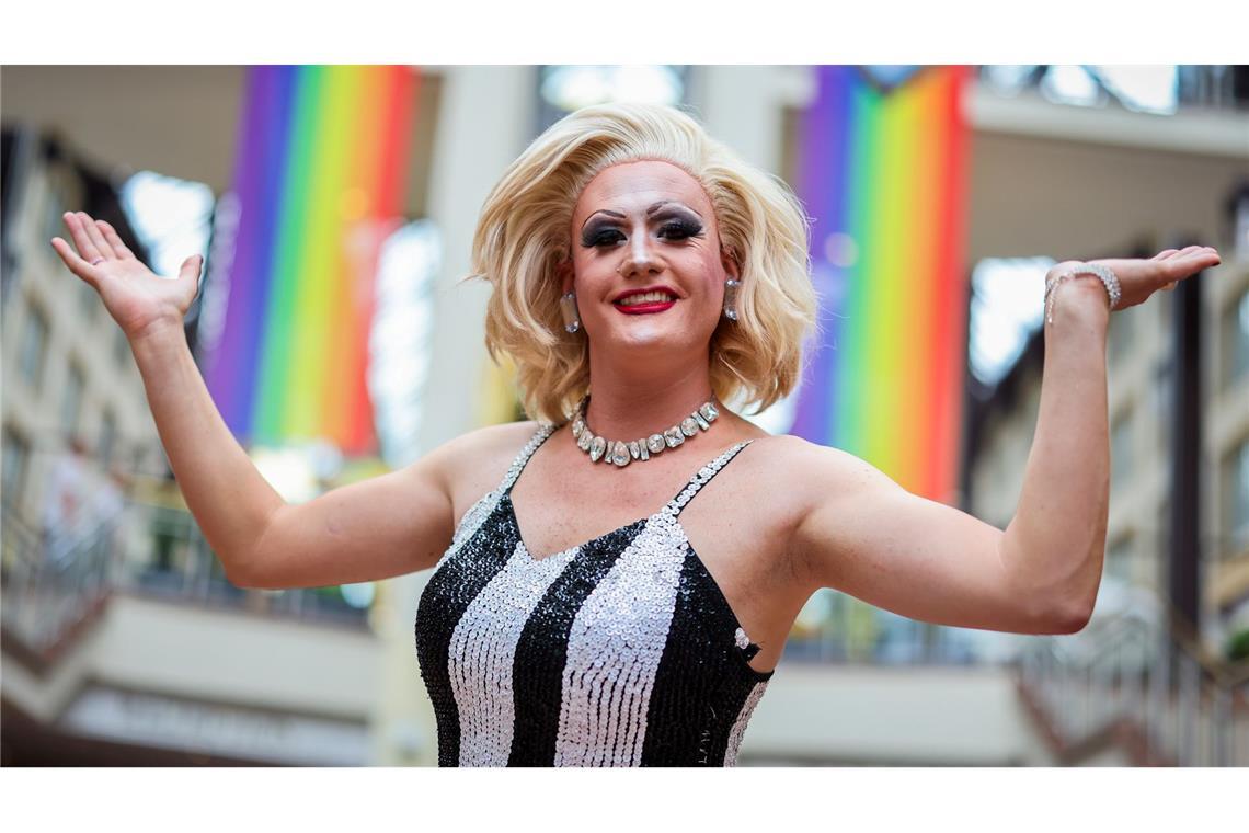 Dragqueen Meryl Deep feiert beim Kölner CSD - einem der größten Europas (Archivbild).