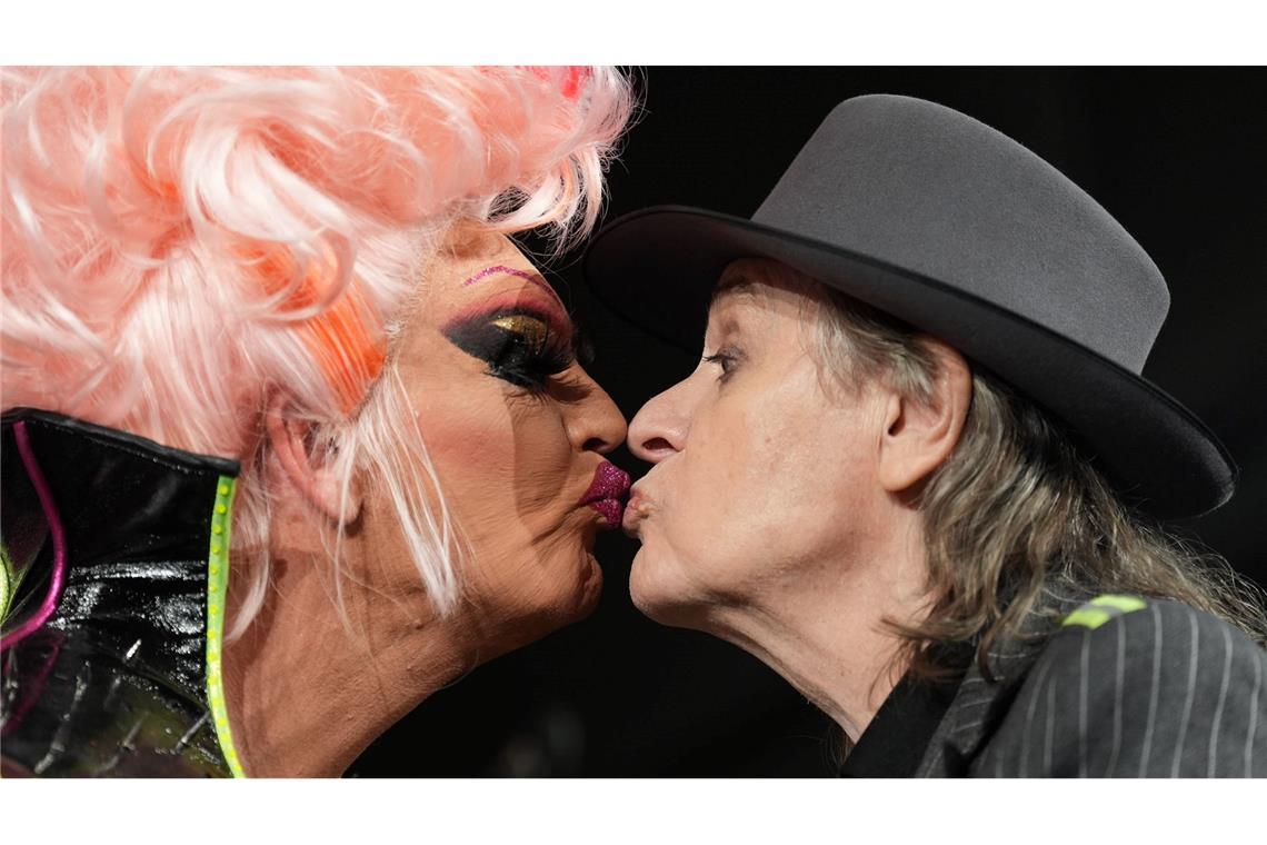 Dragqueen Olivia Jones (l) küsst Udo Lindenberg auf der Bühne nach der Eröffnung der neuen Ausstellung "Udoversum" im Stilwerk.