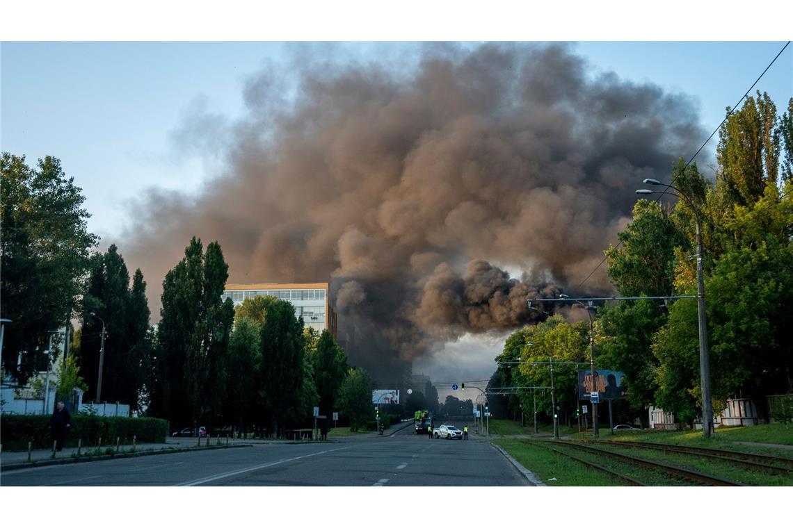 Russischer Angriff auf Kiew tötet mindestens 14 Menschen Dramatische Szenen ereignen sich in Kiew.
