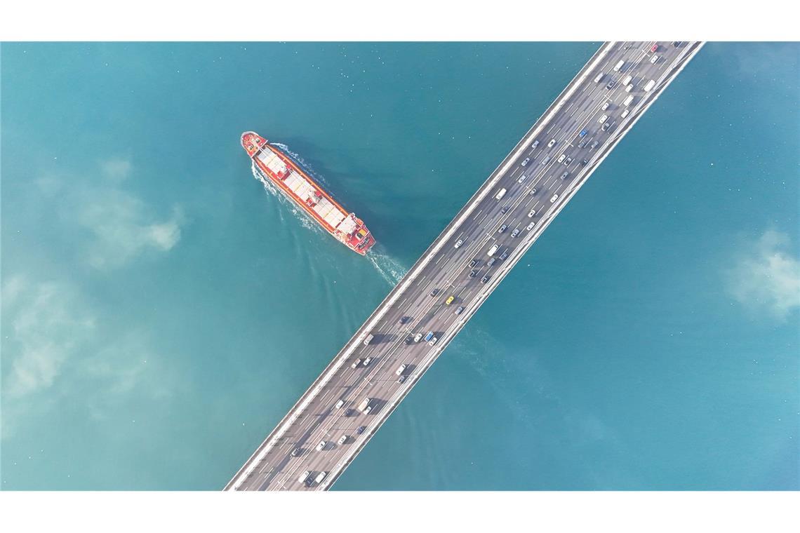 Draufblick: Ein Schiff ist unterhalb der Fatih-Sultan-Mehmet-Brücke auf dem Bosporus in Istanbul unterwegs