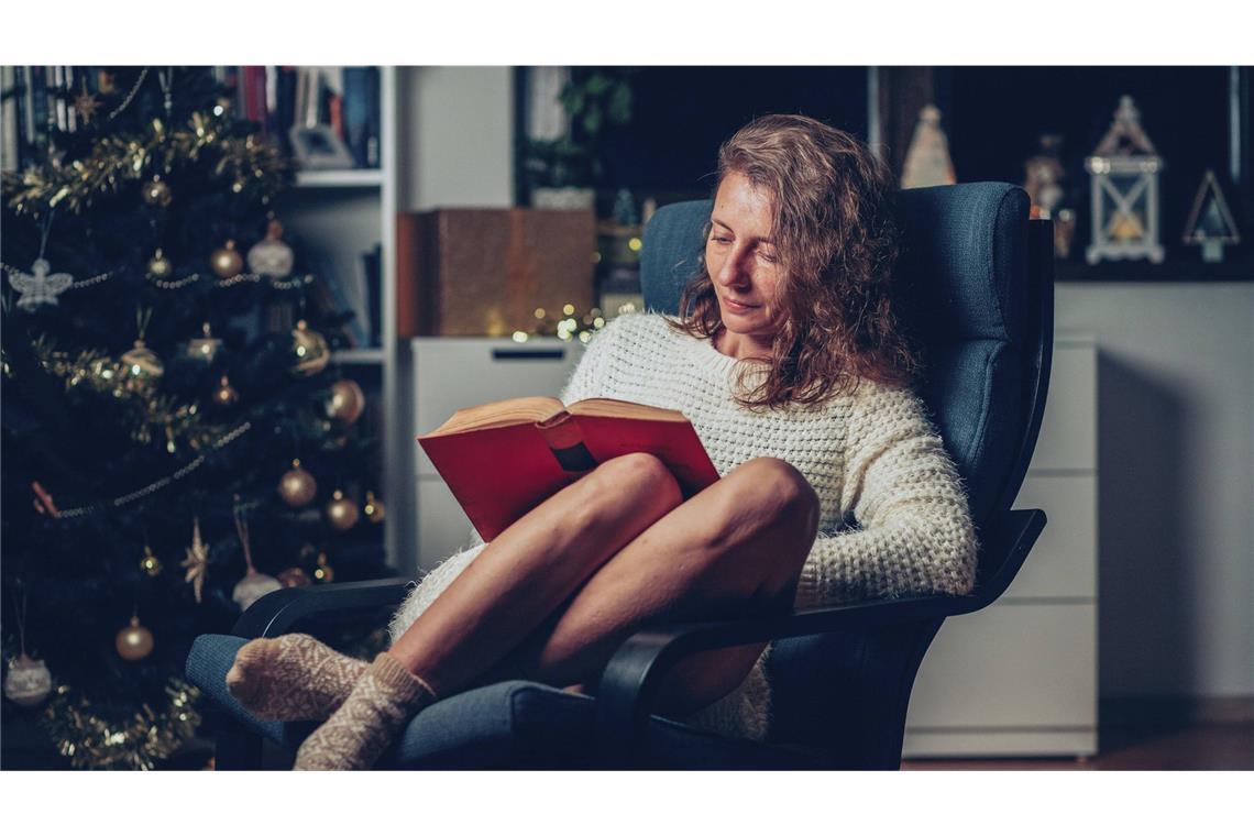 Draußen wird es früh dunkel, drinnen ist es warm und gemütlich: der perfekte Zeitpunkt für ein gutes Buch. Wir haben die besten Romane für den November.