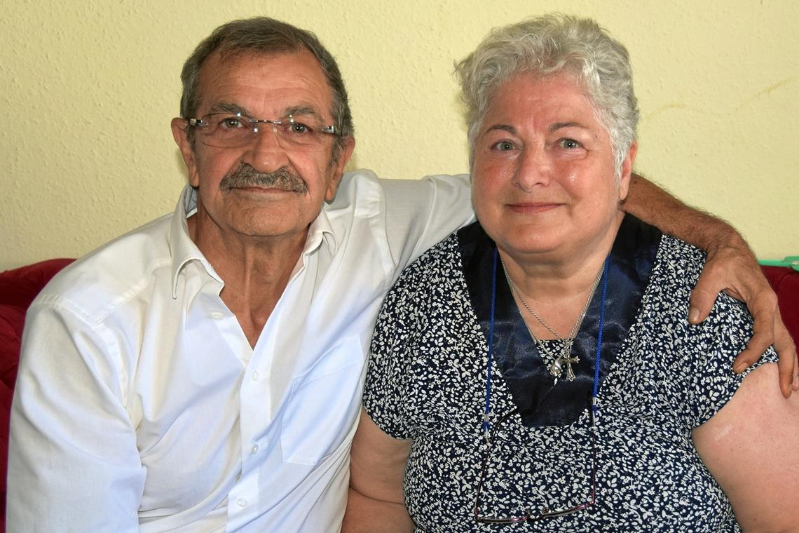 Schneidermeister trifft Schneiderin Dreh- und Angelpunkt für das Ehepaar ist die Familie. „Wir sind glücklich“, sagen die beiden, die vier Kinder und fünf Enkel haben. Foto: Elisabeth Klaper
