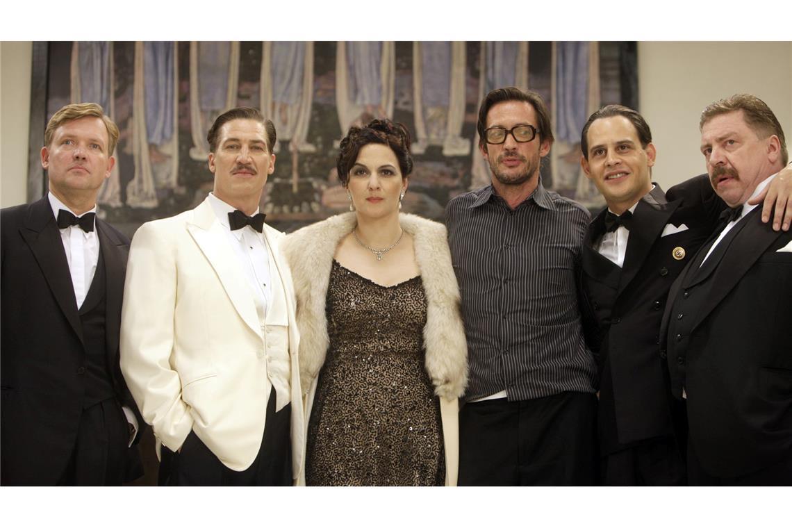 Der lange Schatten des schlimmsten Films der Geschichte Dreharbeiten in Köln 2009 zum Kinofilm "Jud Süss - Film ohne Gewissen" - von links nach rechts: Schauspieler Justus von Dohnányi (Rolle: Veit Harlan), Tobias Moretti (Ferdinand Marian), Martina Gedeck (Anna Marian), der Regisseur Oskar Roehler, Moritz Bleibtreu (Joseph Goebbels) und Armin Rohde (Heinrich George).