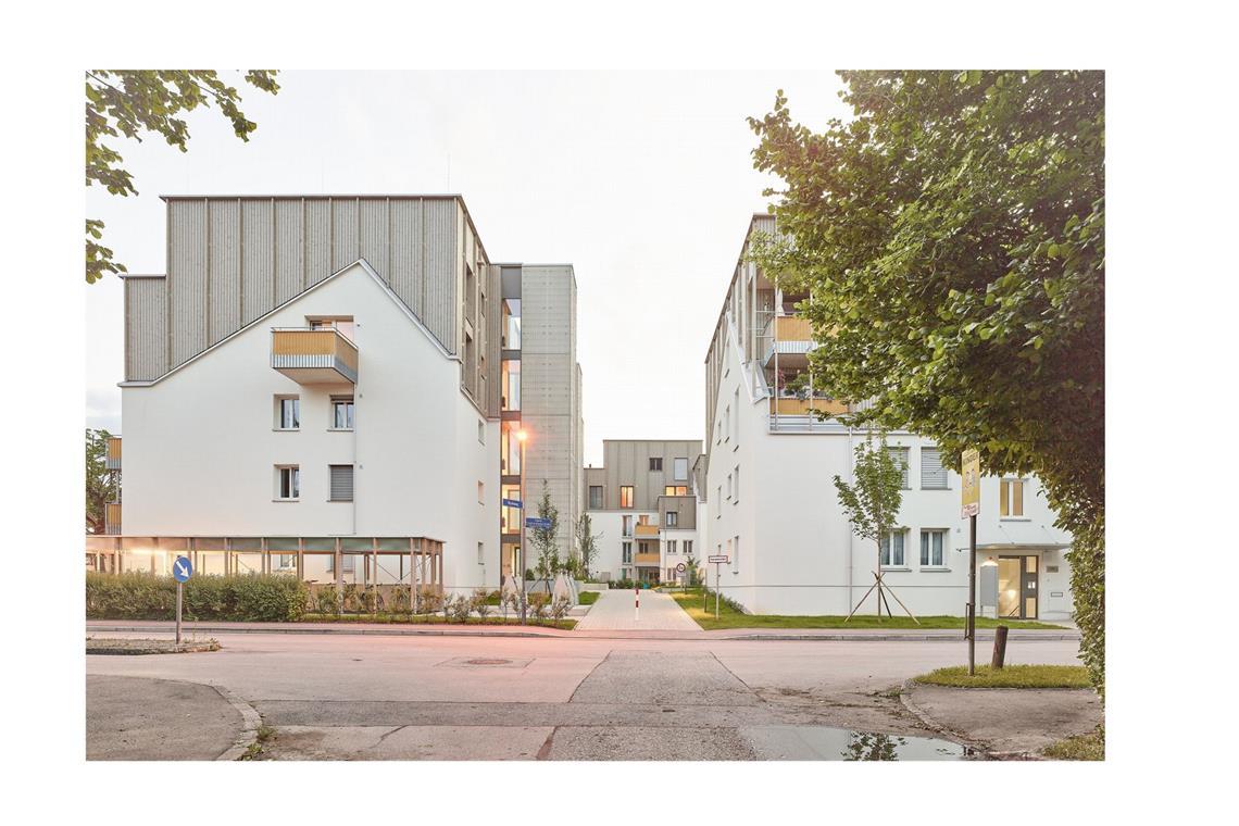 Vom einstigen Lost Place zum preiswürdigen Wohnhaus Drei Anerkennungen wurden ausgesprochen, etwa für die Aufstockung einer bestehenden Siedlung in Salzburg. Bauherrin ist die Heimat Österreich, die Aufstockung geplant hat das Büro cs-architektur ziviltechniker und nagels architects, beide aus Salzburg. 25 neue Wohneinheiten wurden durch die vertikale Verdichtung in der aus den 1980ern stammenden Wohnsiedlung geschaffen. Bautechnisch war die Siedlung in keinem guten Zustand, die Aufstockung wertet die Gebäude auf.