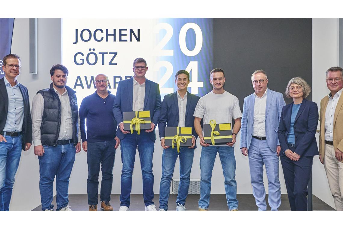 Daimler Truck würdigt mit Nachwuchspreis verstorbenen Vorstand Drei ausgezeichnete Nachwuchskräfte von Daimler Truck, flankiert von Personalvorstand Jürgen Hartwig (3. v.r.) und Betriebsratschef Michael Brecht (3.v.l.)