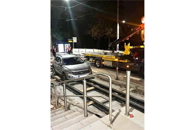 Drei Autos sind bereits in das Gleisbett am Eugensplatz gefahren, zuerst passierte das diesem VW Mitte Oktober.