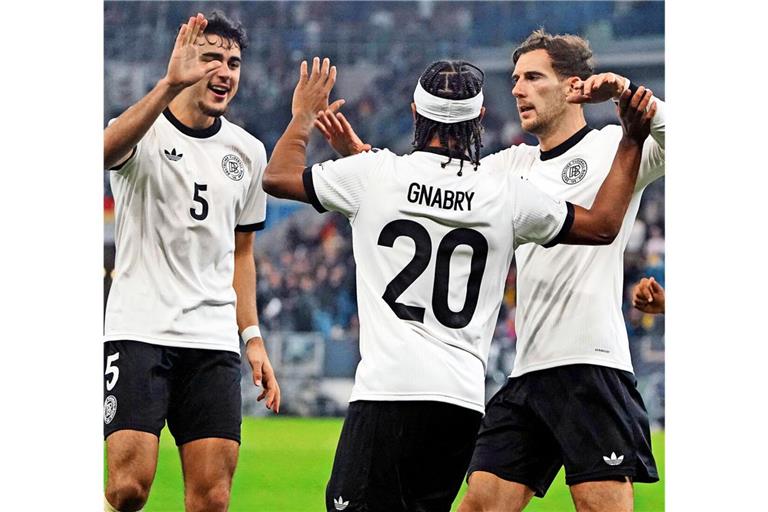 Drei Bayern-Profis jubeln im Nationaltrikot: Aleksandar Pavlovic, Serge Gnabry und Leon Goretzka (von links)