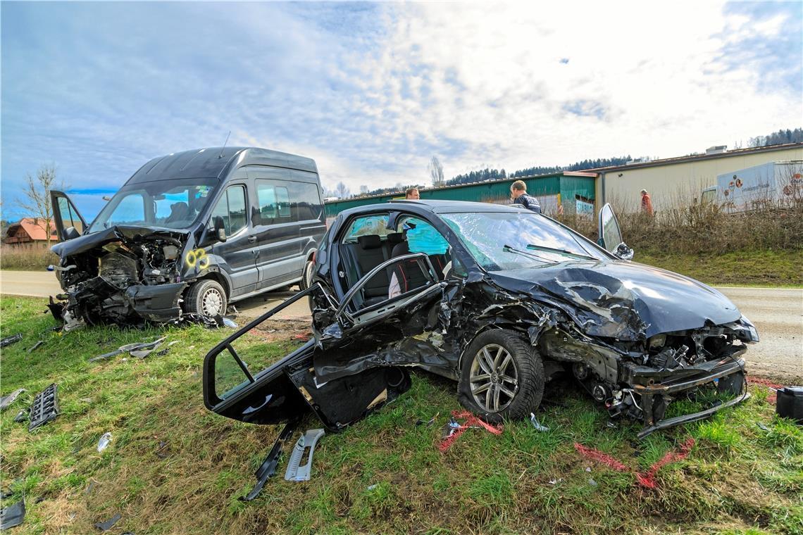 Drei Fahrzeuge waren bei dem Unfall beteiligt. Auch ein Rettungshelikopter war im Einsatz. Foto: Stefan Bossow