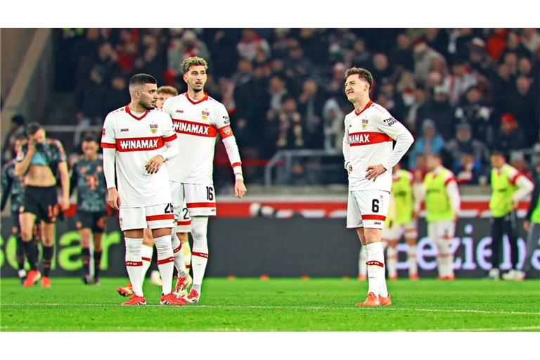 Drei Führungsspieler und dreimal Unzufriedenheit in den Gesichtern: die VfB-Profis Deniz Undav, Atakan Karazor und Angelo Stiller (von links)
         
         Foto: Pressefoto Baumann