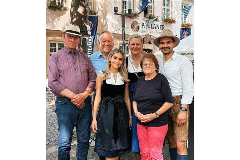 Drei Generationen der Familie Brunner vor dem Paulaner am Alten Postplatz