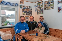 Drei Generationen, eine Leidenschaft: Jürgen Voag hat die Liebe zu Schalke an seine beiden Söhne Patrick (links) und André weitergegeben. Auch Enkel Levin ist seit seiner Geburt Mitglied bei den Königsblauen. Foto: Stefan Bossow