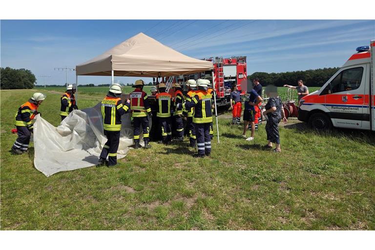 Drei Jungen sitzen bei großer Hitze im Auto und kommen nicht heraus. Die Feuerwehr zerstört schließlich eine Scheibe.