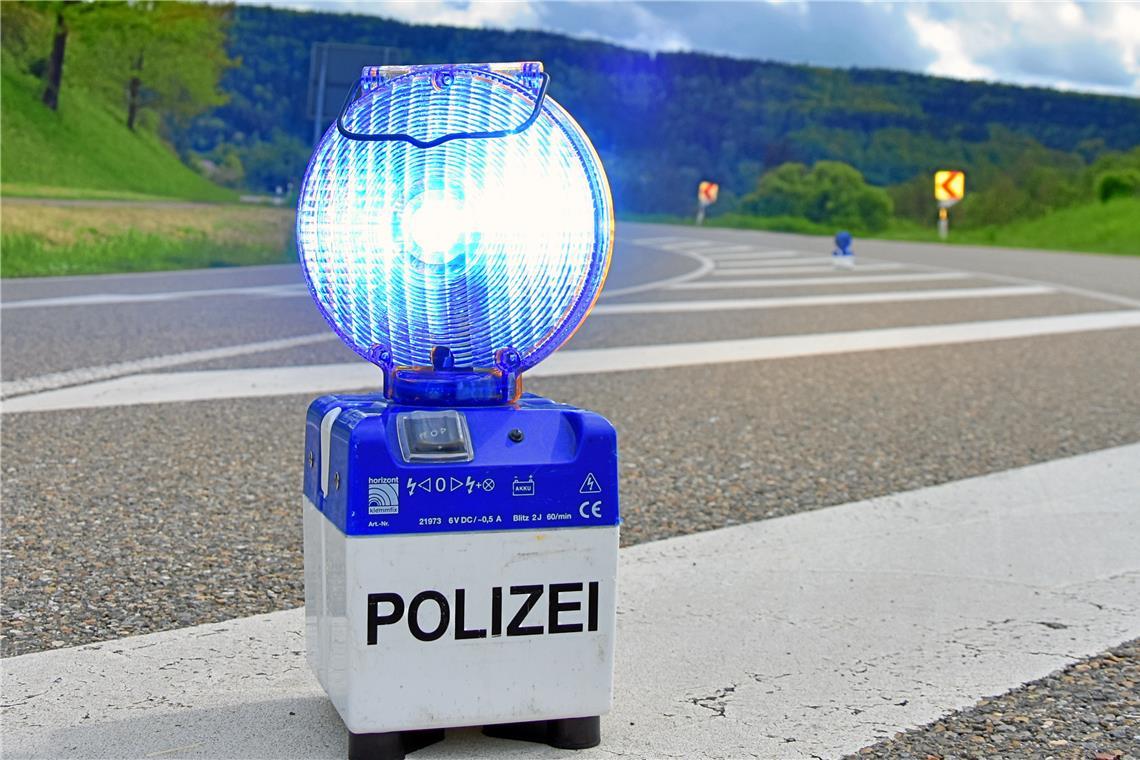 Auto prallt gegen Baum Drei Leichtverletzte und Sachschaden von 15000 Euro.Symbolfoto: Tobias Sellmaier