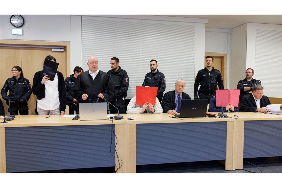 Versuchter Mord an 17-Jähriger - Täter zu Haft verurteilt Drei Männer und eine Frau sind vor dem Landgericht Osnabrück zu mehrjährigen Haftstrafen verurteilt worden, weil sie eine 17-Jährige gefesselt, lebensgefährlich verletzt und bewusstlos in die Ems geworfen haben. (Archivfoto)
