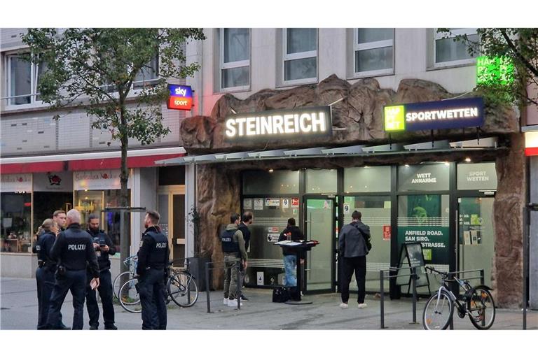 Drei Männer wurden durch mindestens drei Schüsse im Bereich der Beine und des Oberkörpers verletzt.