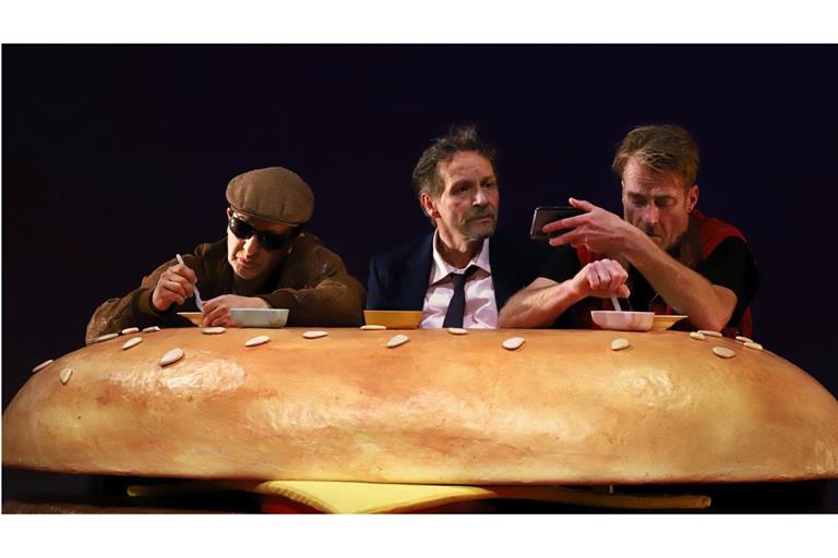 Drei Schauspielende in insgesamt 17 Rollen: Schirin Brendel, Stefan Maaß und Andreas Petri (v.l.)
