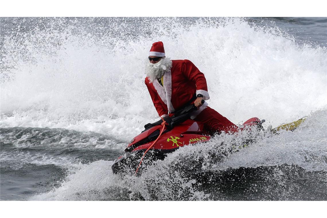 Weihnachtsmann rettet Badegäste in Rio de Janeiro Drei Stand-up-Paddlern eilte der Nikolaus zu Hilfe.